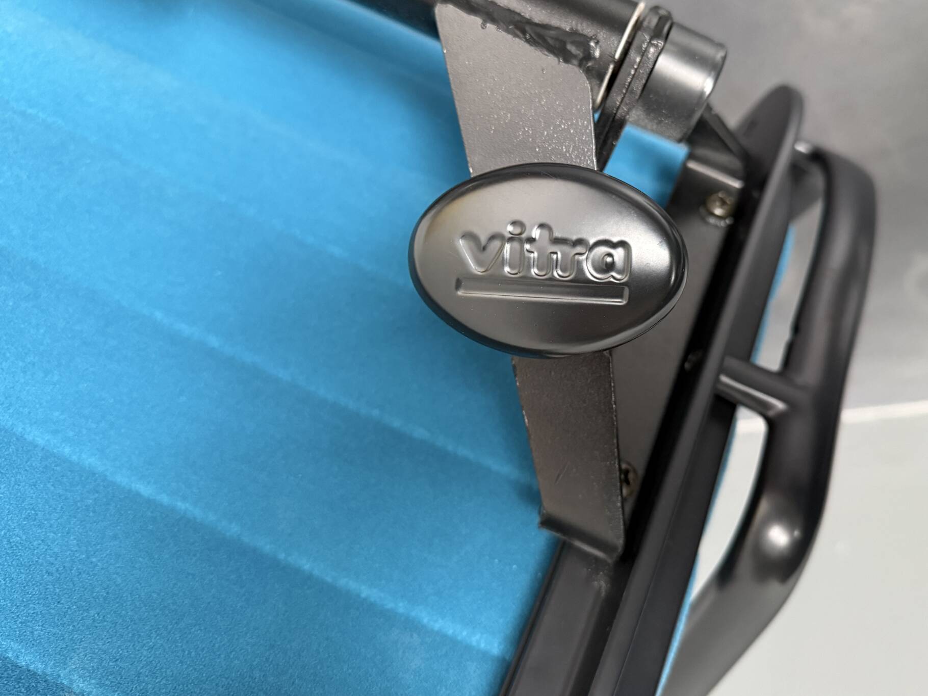EA-124 office chair, aluminium chair, Hop Sak, turquoise blue, by Charles & Ray Eames for Vitra, Norway, 2000s. Swivel and tilt function.