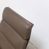 Early pair of Eames 'EA216' swivel lounge chairs by Herman Miller, 1960s