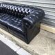 Canapé noir Chesterfield