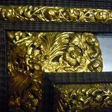 Miroir à fronton décor en laiton repoussé de style Louis XIV