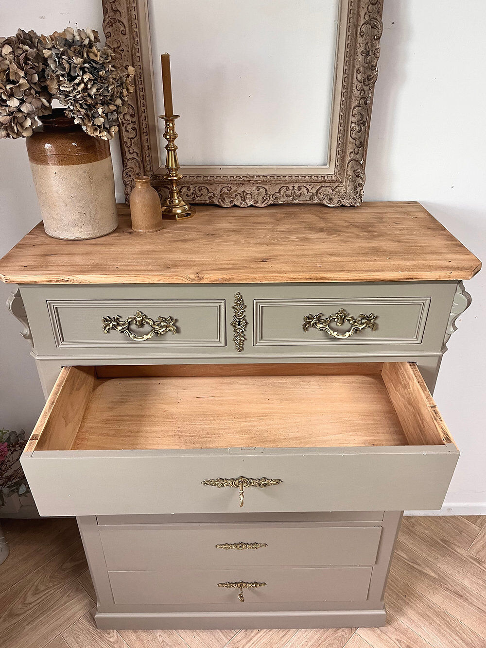 Chest of drawers in solid elm