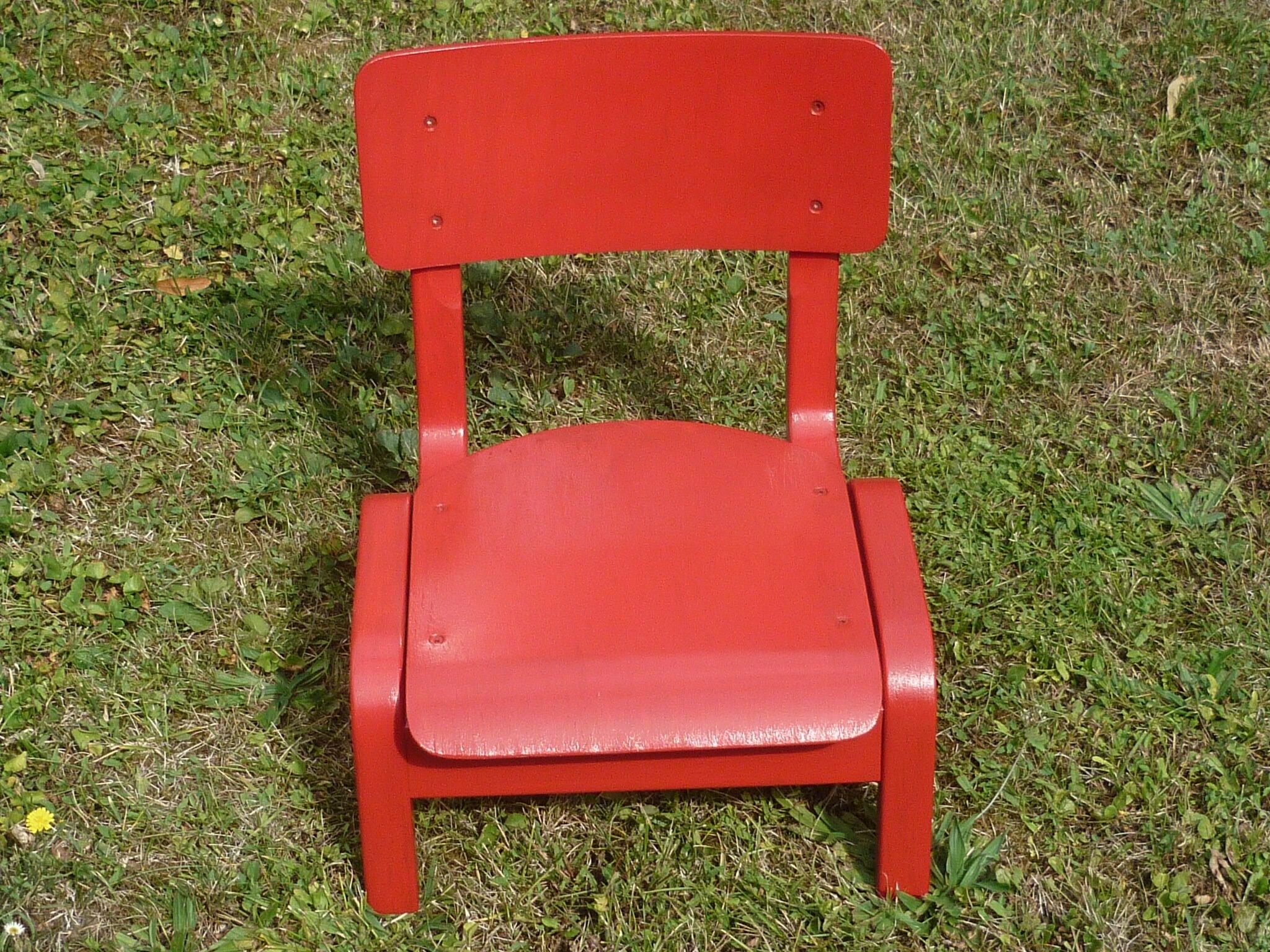 Red low child chair