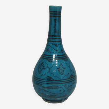 Vase en céramique islamique à fond turquoise
