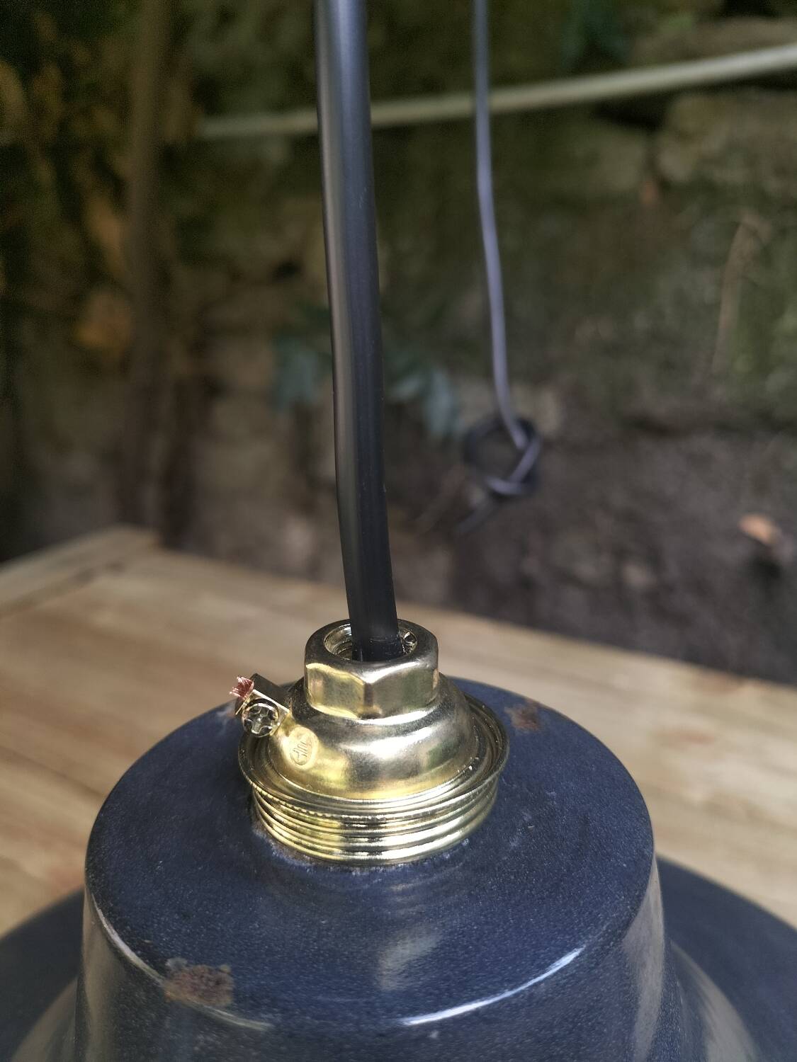 Pair of enamelled sheet metal suspensions