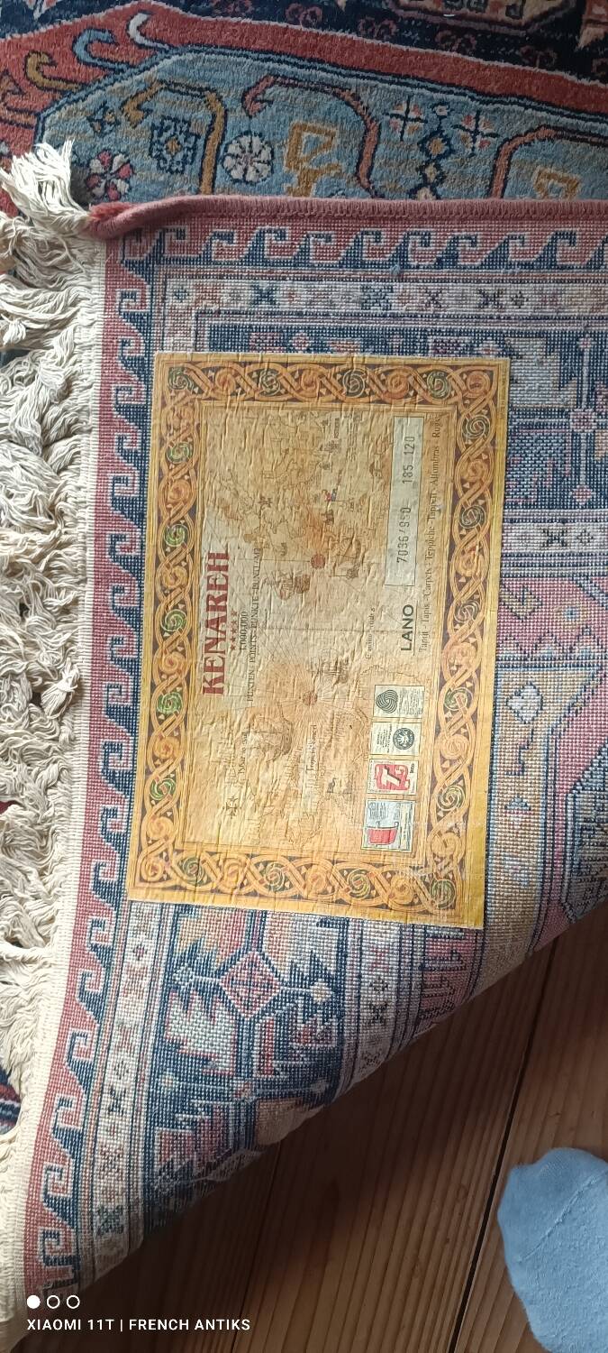 Vintage Iranian Kenareh rug from the 1980s. Handcrafted.