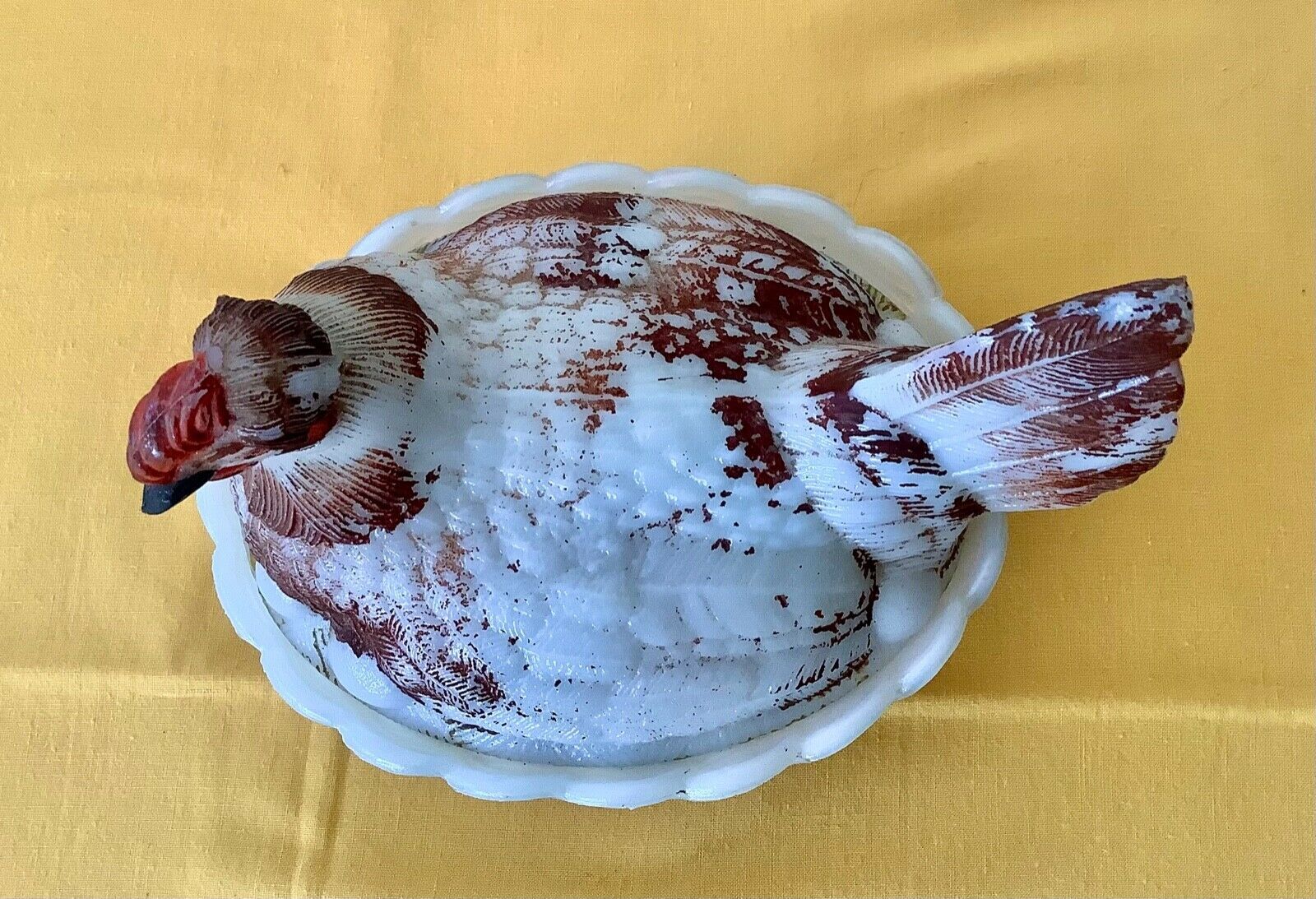 Bonbonnière poule sur son nid en opaline blanche peinte, marquée vallérysthal