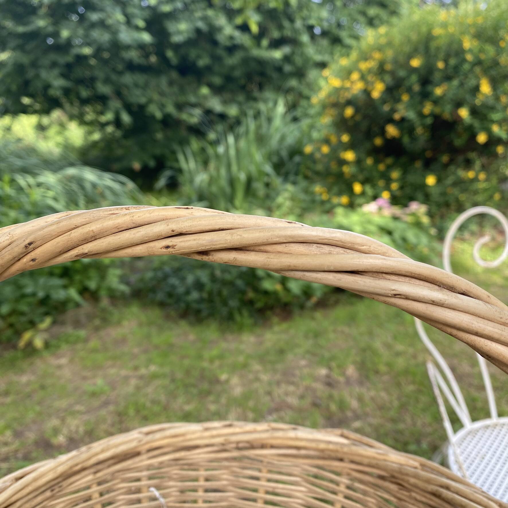 Light woven wicker round basket