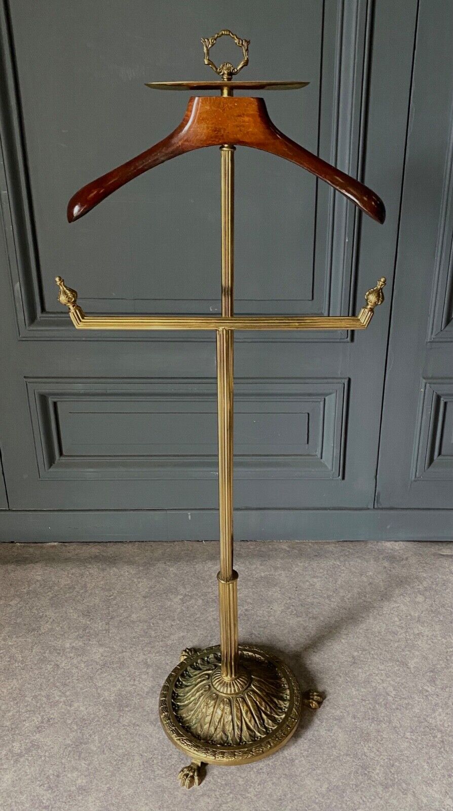 Valet de nuit travail français pieds griffes 1960 brass and wood