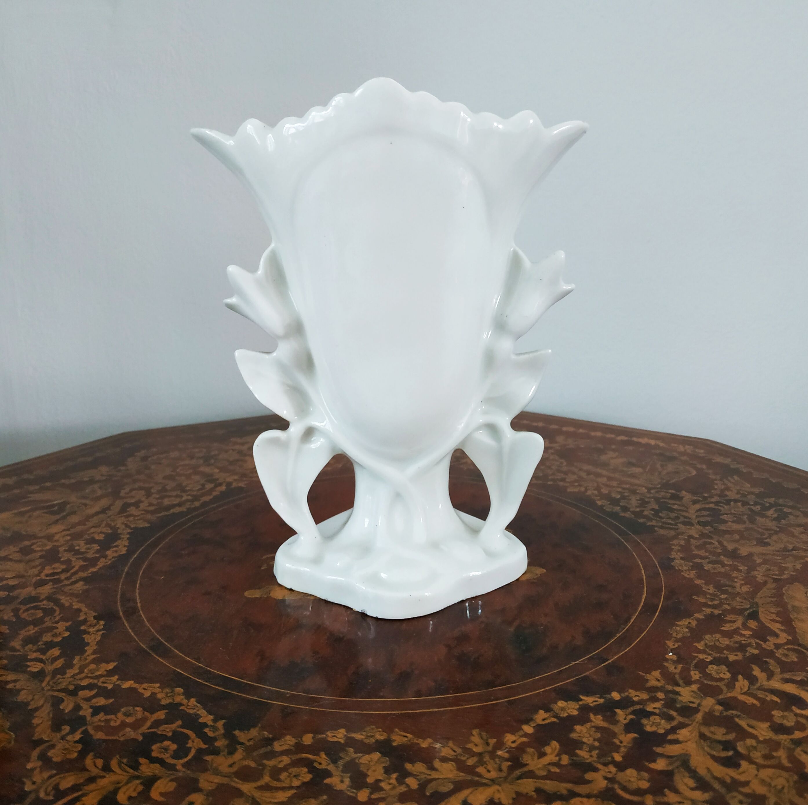 Vase cornet de marié en porcelaine du XIXe siècle