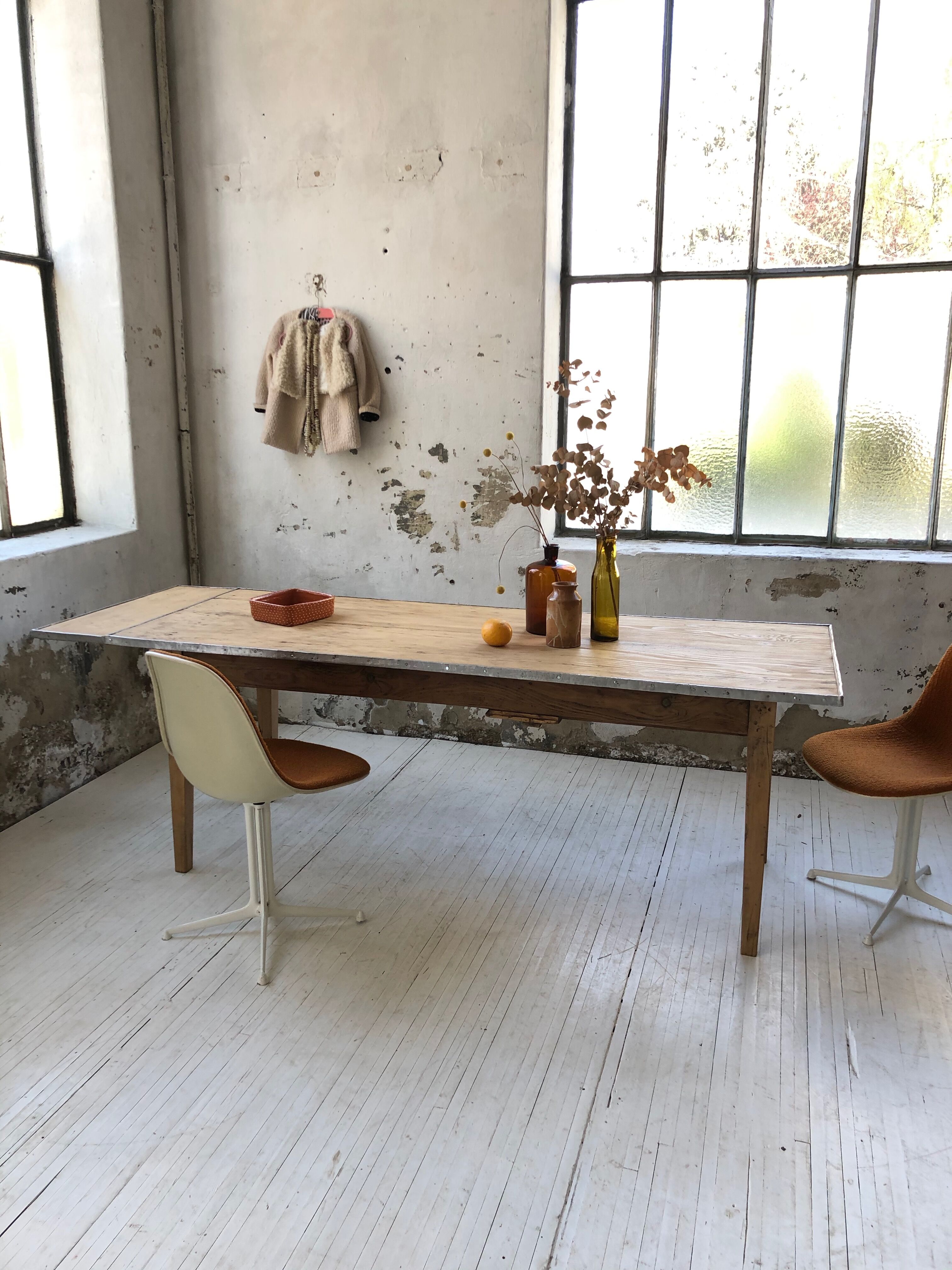 Old farm table with 225 cm extension cords
