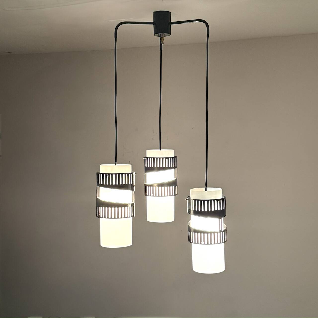 Suspension à trois lumières en métal et verre opalin, années 1960