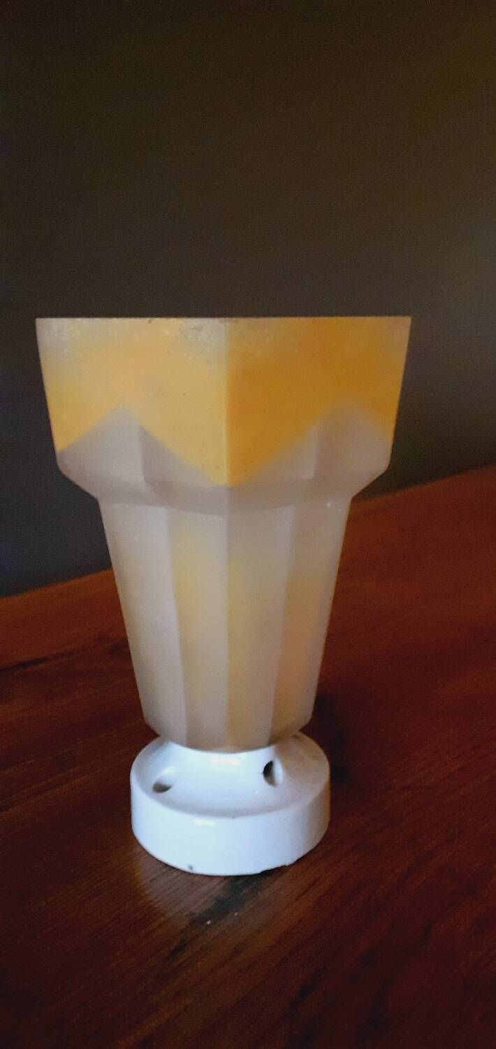 Art Deco wall lamp in porcelain and sandblasted glass, 1940s