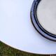Table ronde en formica blanc et bois