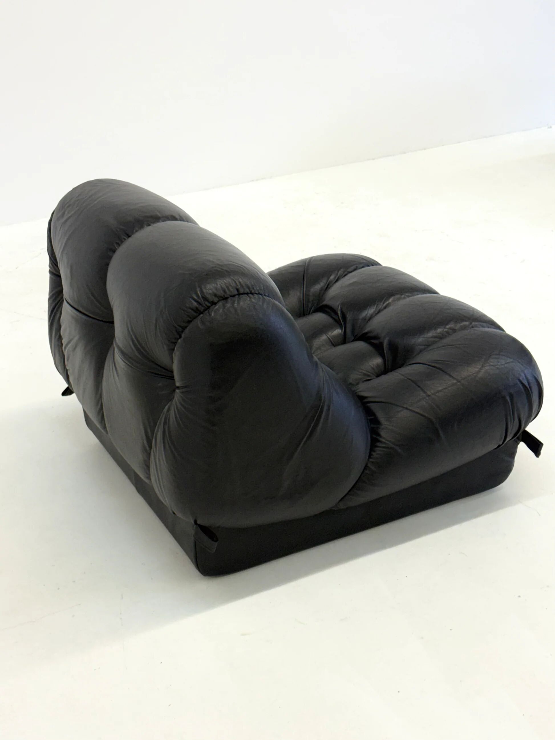 Black leather Nuvolone modular lounge sofa Rino Maturi for Mimo Padova