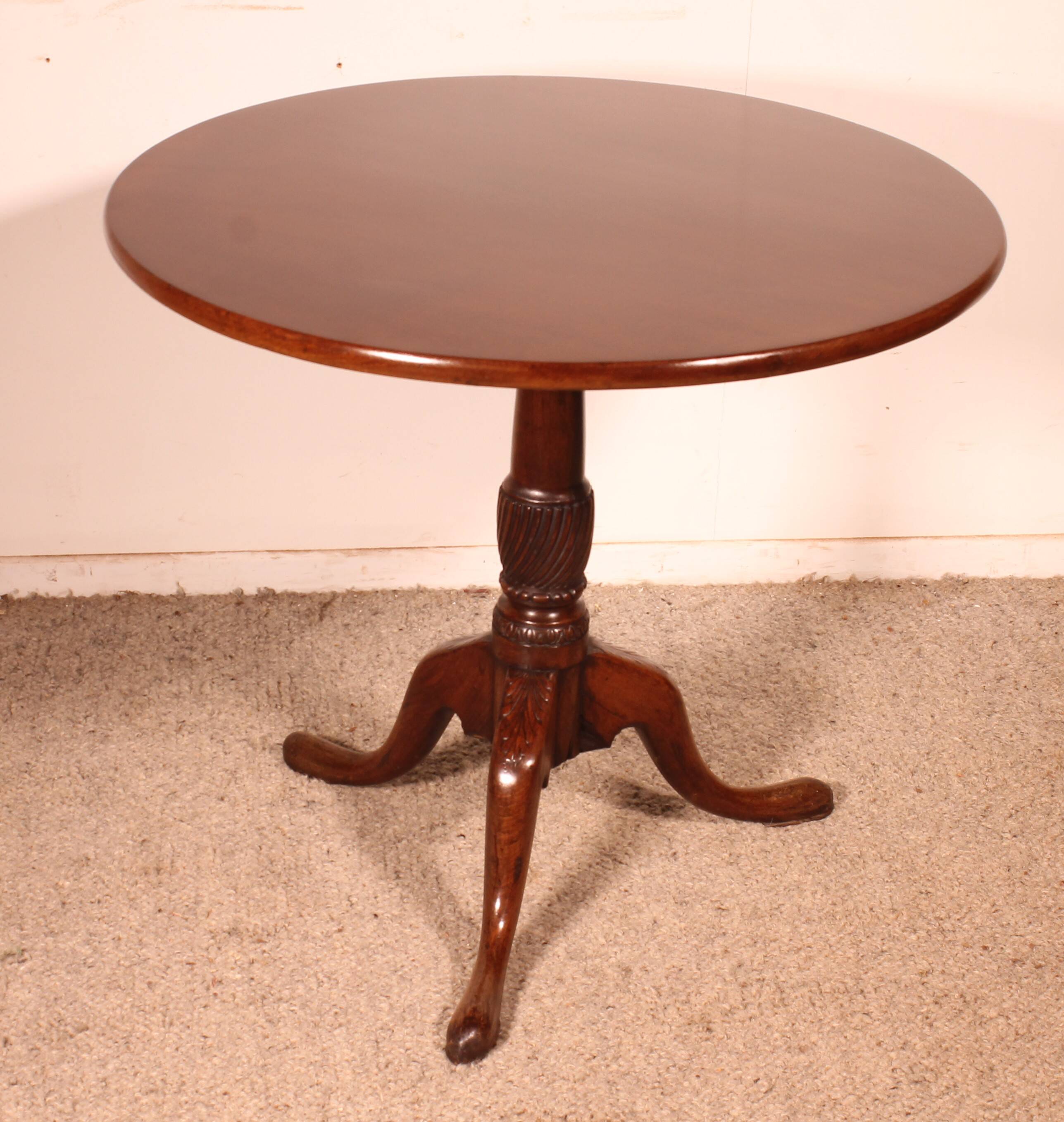 Mahogany Gueridon with a single-piece top - 18th century