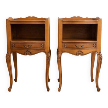 Paire de tables de chevet Louis XV en bois massif