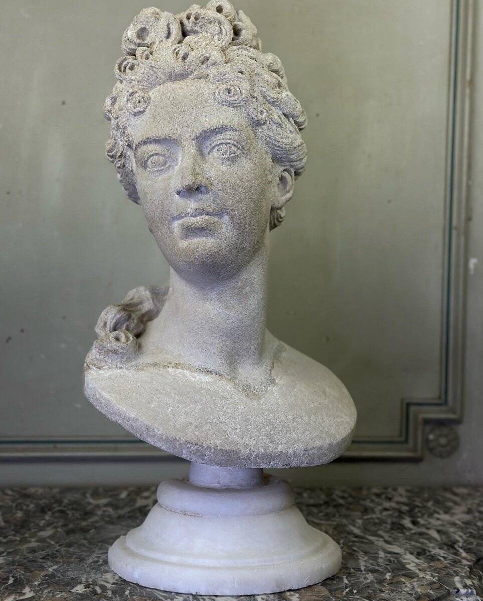 Buste en pierre limoneuse d’après Coysevox, portrait de la duchesse de Bourgogne