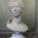 Buste en pierre limoneuse d’après Coysevox, portrait de la duchesse de Bourgogne