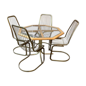 Table et chaises de salle