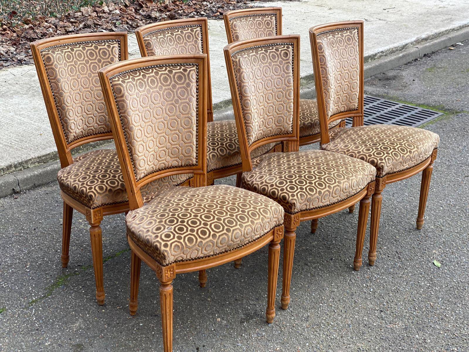 Set of 6 solid wood and velvet chairs in Louis XVI style.