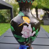 Vase décoratif artisanal asiatique en émaux cloisonnés,  contour du col & base en laiton