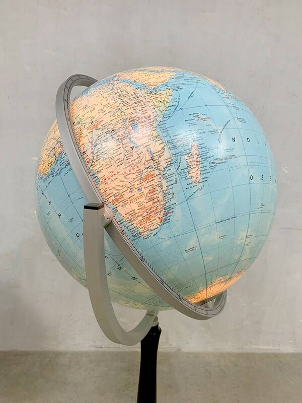 Lampadaire globe terrestre illuminé vintage