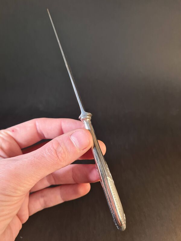 Titre : Ménagère vintage de 12 couteaux – Milon Châteauroux ����