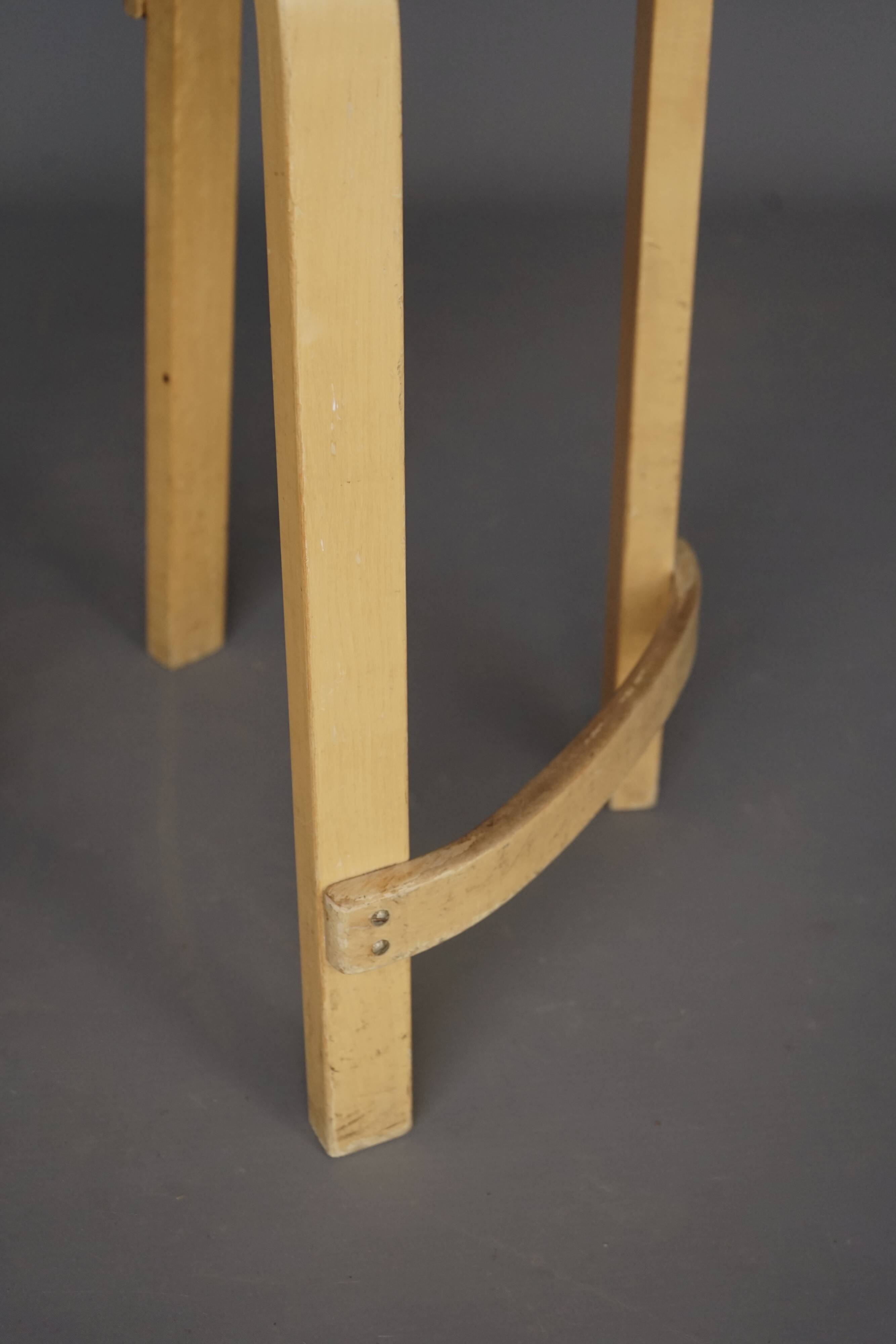 Tabourets de bar Alvar Aalto modèle K65 pour Artek, années 1950. Lot de 2.