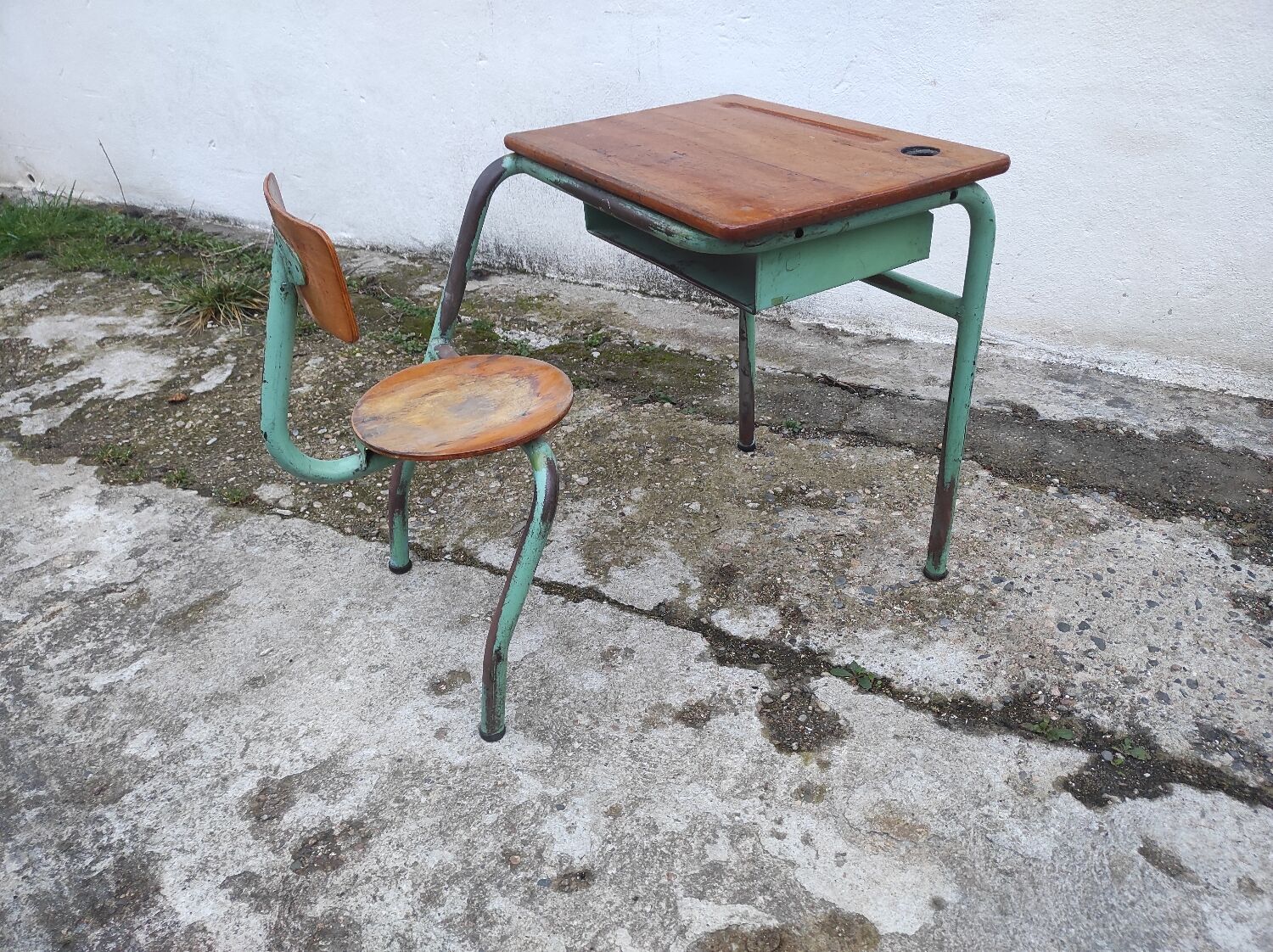 Old one-piece children's desk