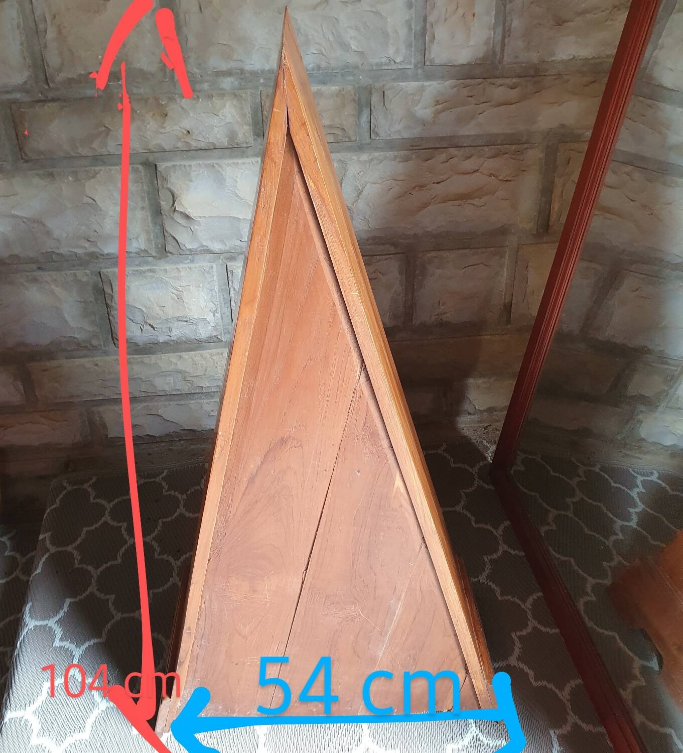 Pyramid-shaped chest of drawers