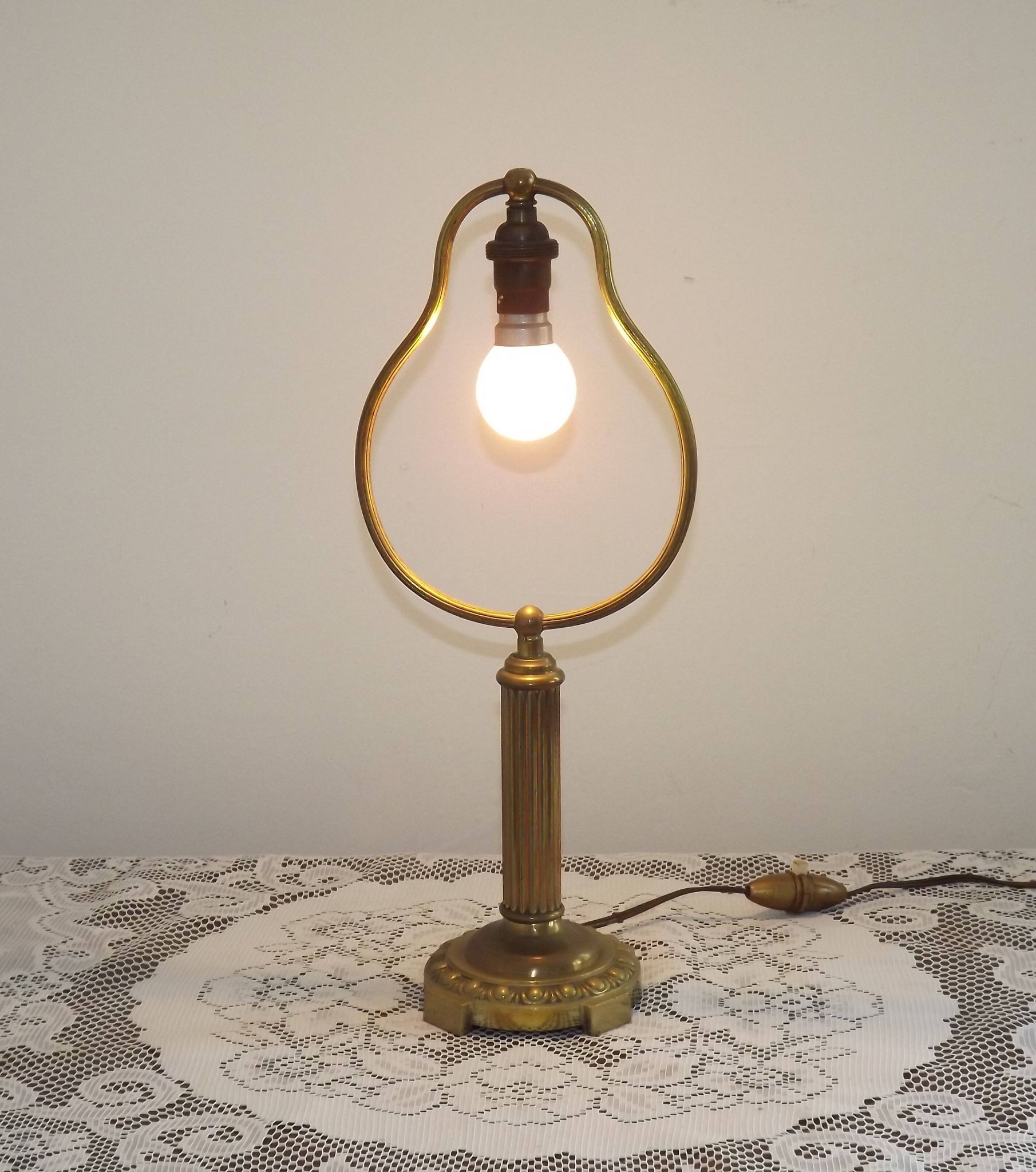 Lampe de table en laiton français vintage de style traditionnel avec base ronde.