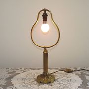 Lampe de table en laiton français vintage de style traditionnel avec base ronde.
