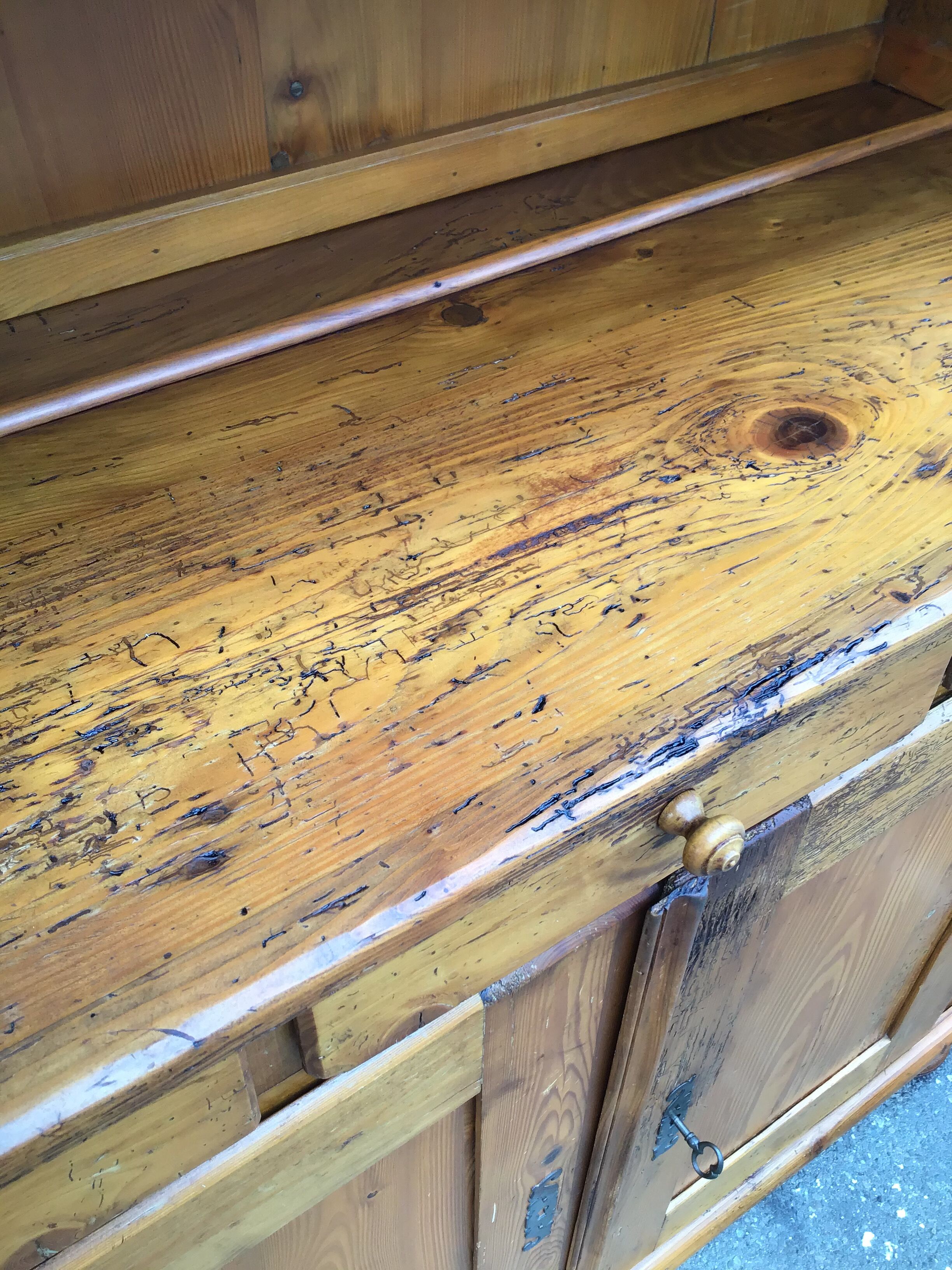 Vaisselier rustique régional vintage en sapin