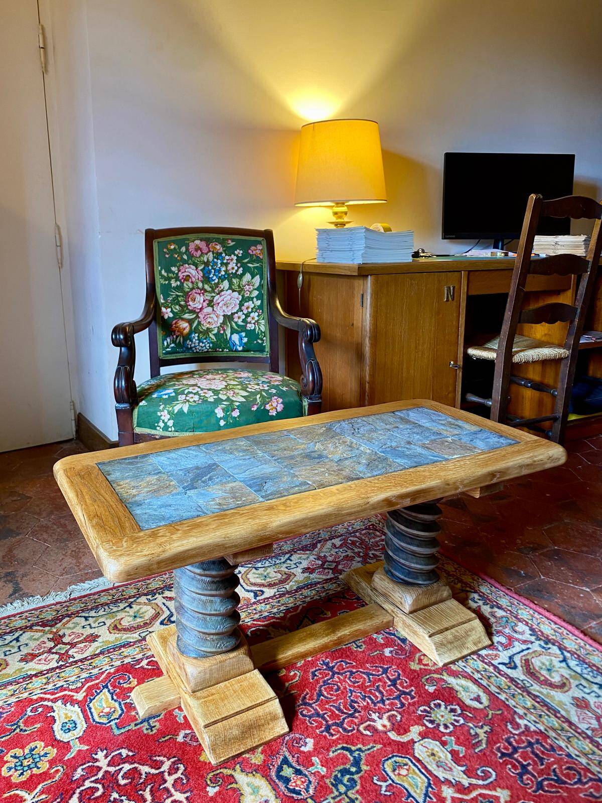 Vintage coffee table in solid oak and slate – Press screw base
