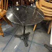 Table en marbre noir.