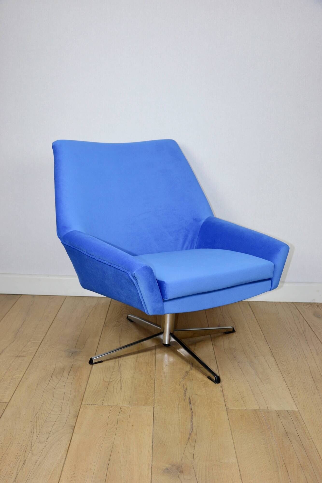 Vintage swivel armchair from DDR blue cornflower velvet from the Jade series