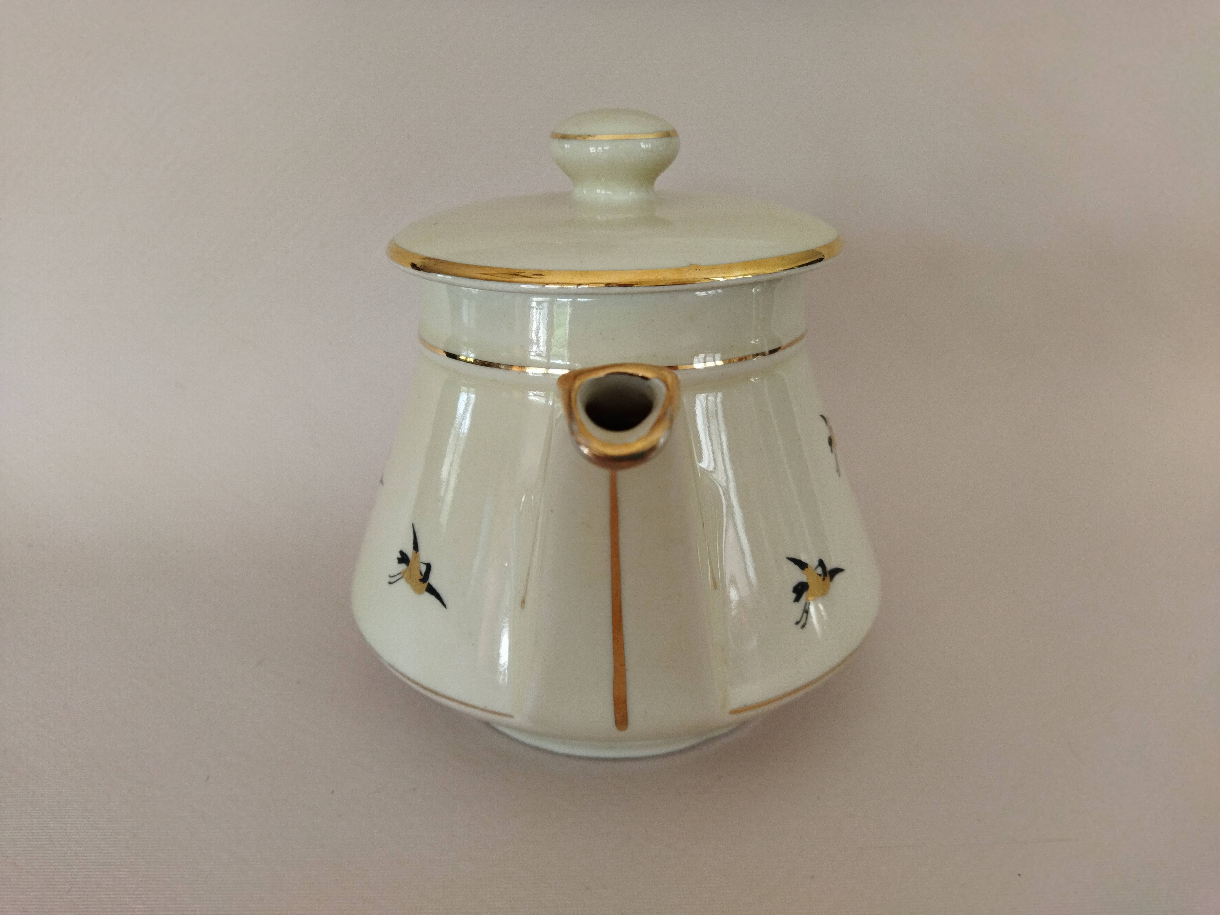Salam pourer with Japanese motifs