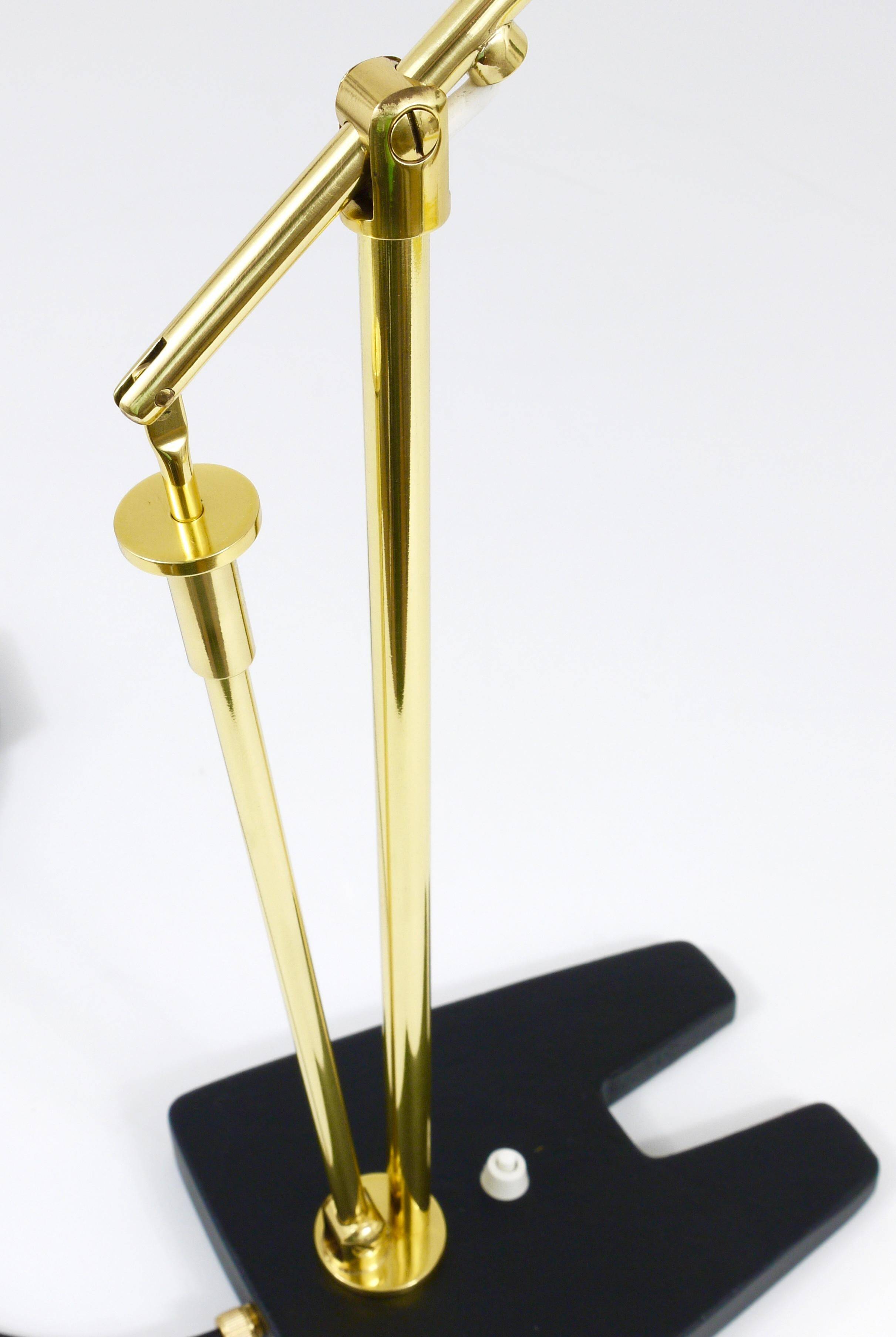 Articulated brass desk lamp in the style of Angelo Lelli, mid-century, Italy, 1950s.