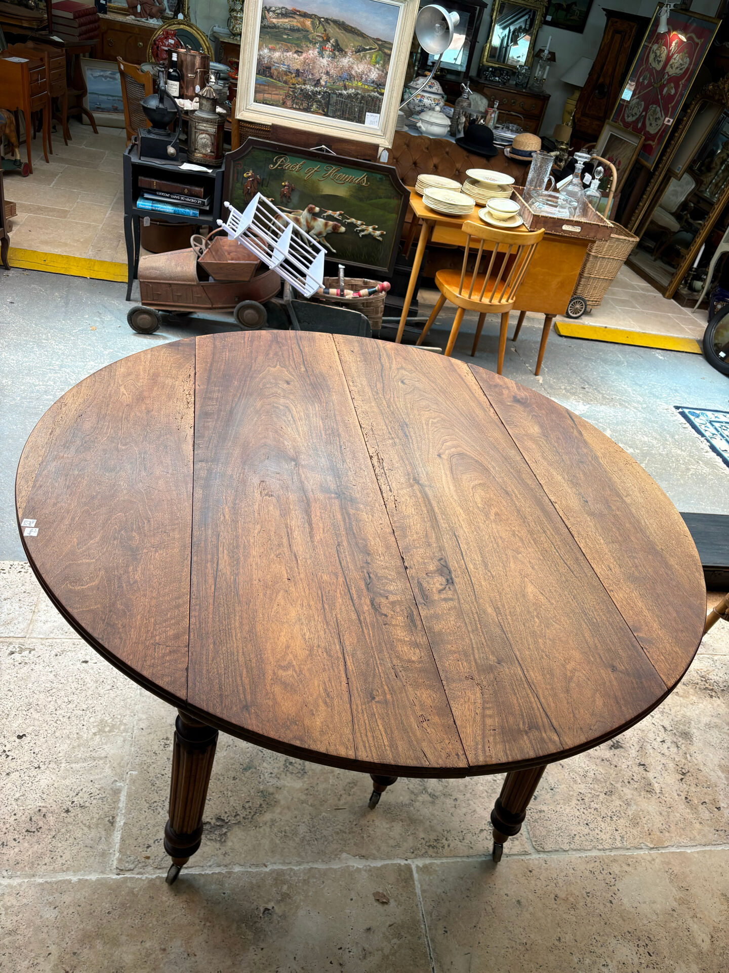 Extendable dining table