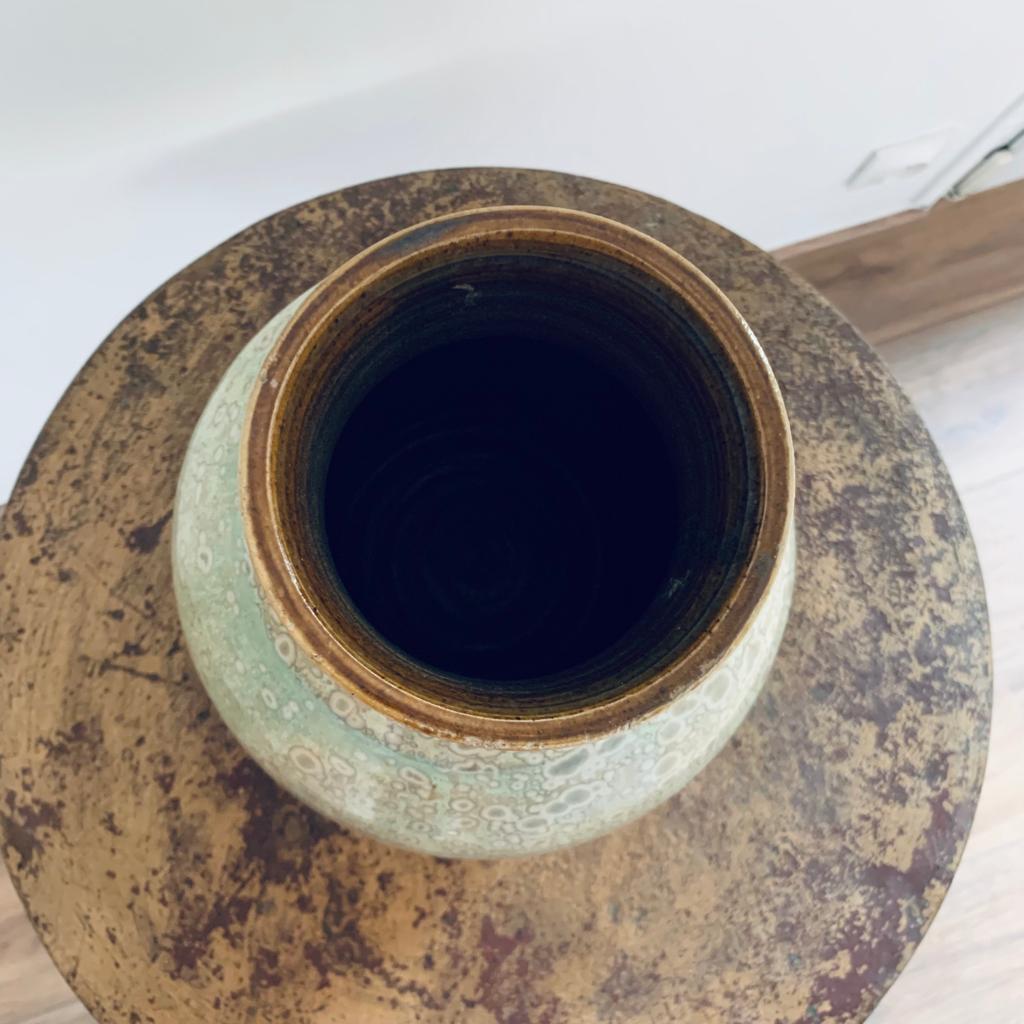 Vase boule émaillé et cristallisé signé