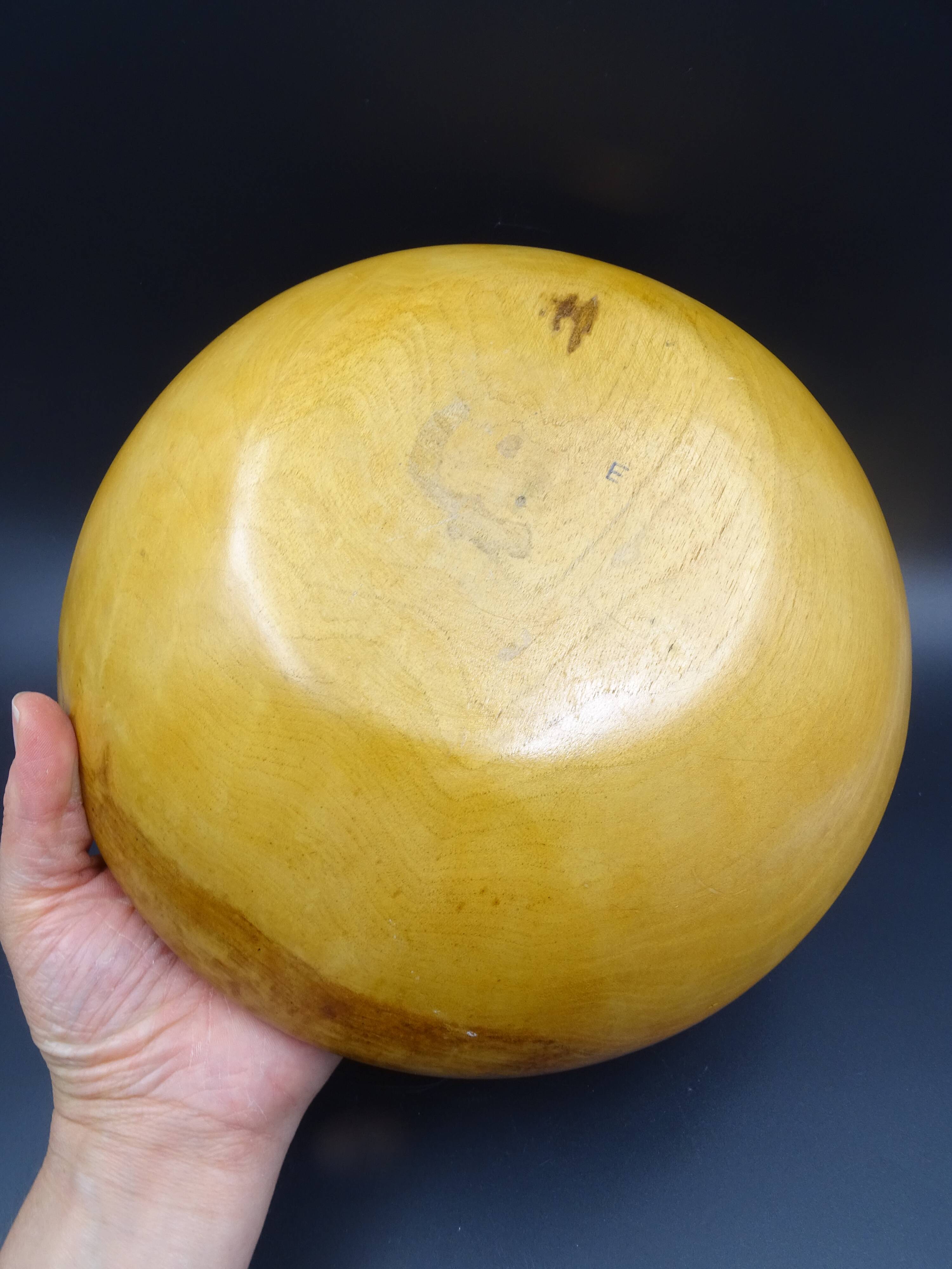 Wooden dish signed E - Circa 1960-1970