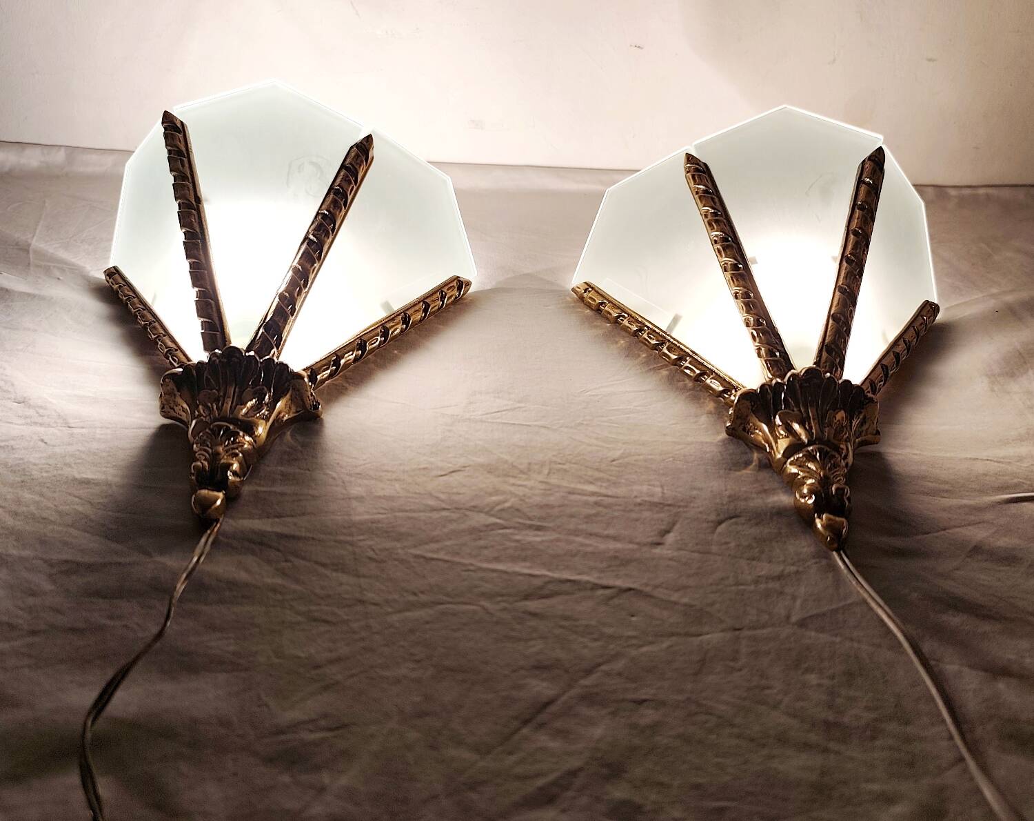 Par de apliques de bronce. España, 1980s.