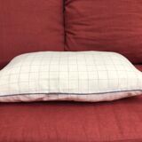 Coussin lin beige motif à carreaux passepoil gris bleuté brillant