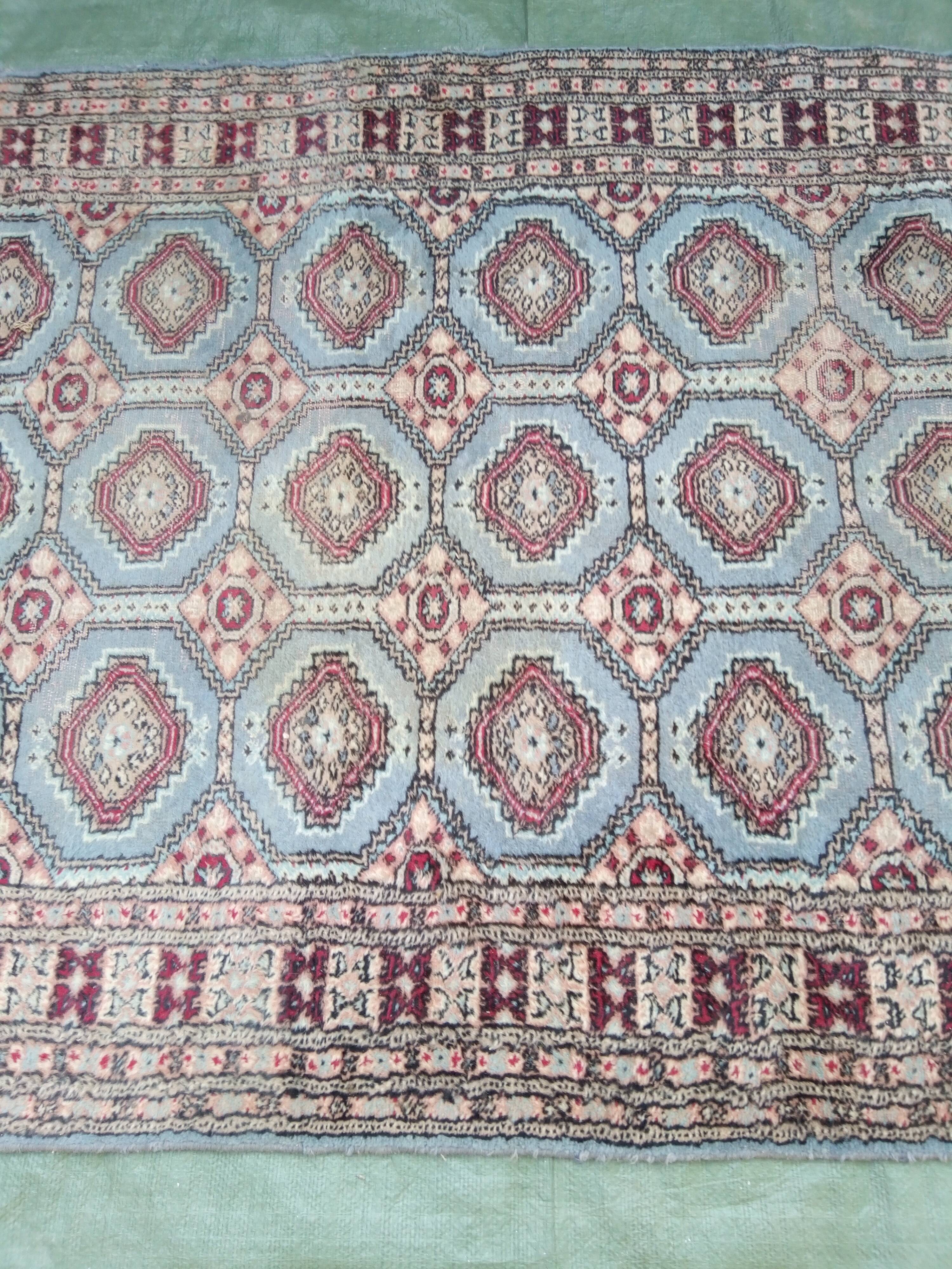 Old handmade wool oriental rug. 190 x 126cm