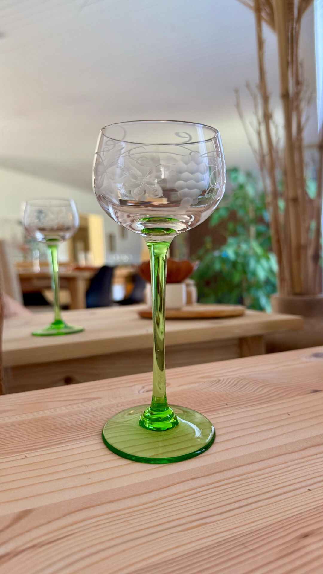 Vente de 13 verres  à vin alsaciens ciselés de grappes et feuilles