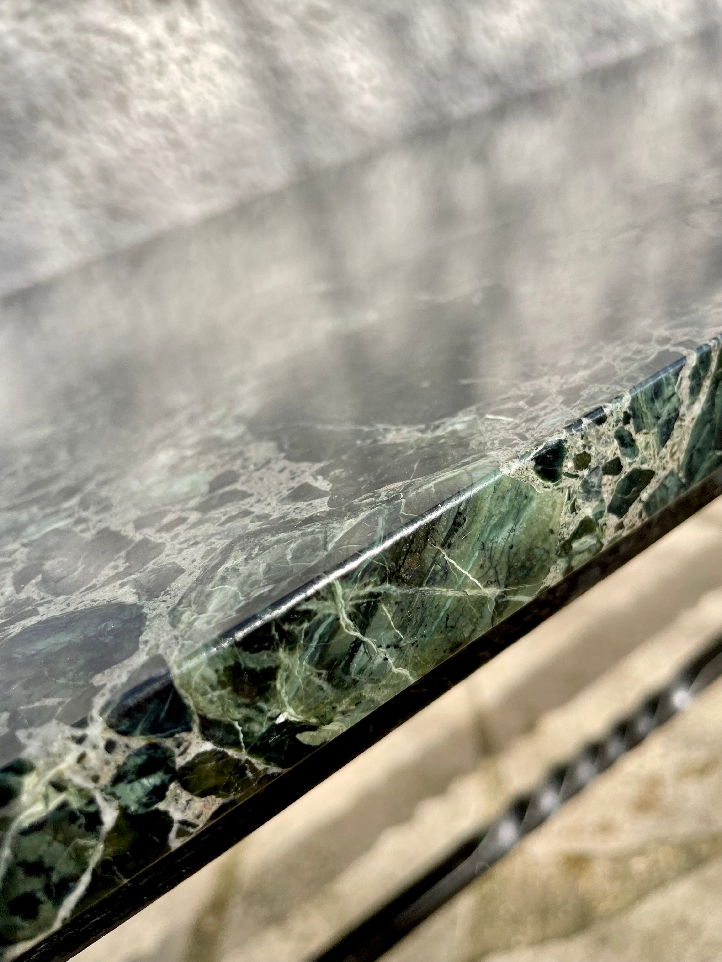 Table basse en fer forgé et marbre vert des Alpes
