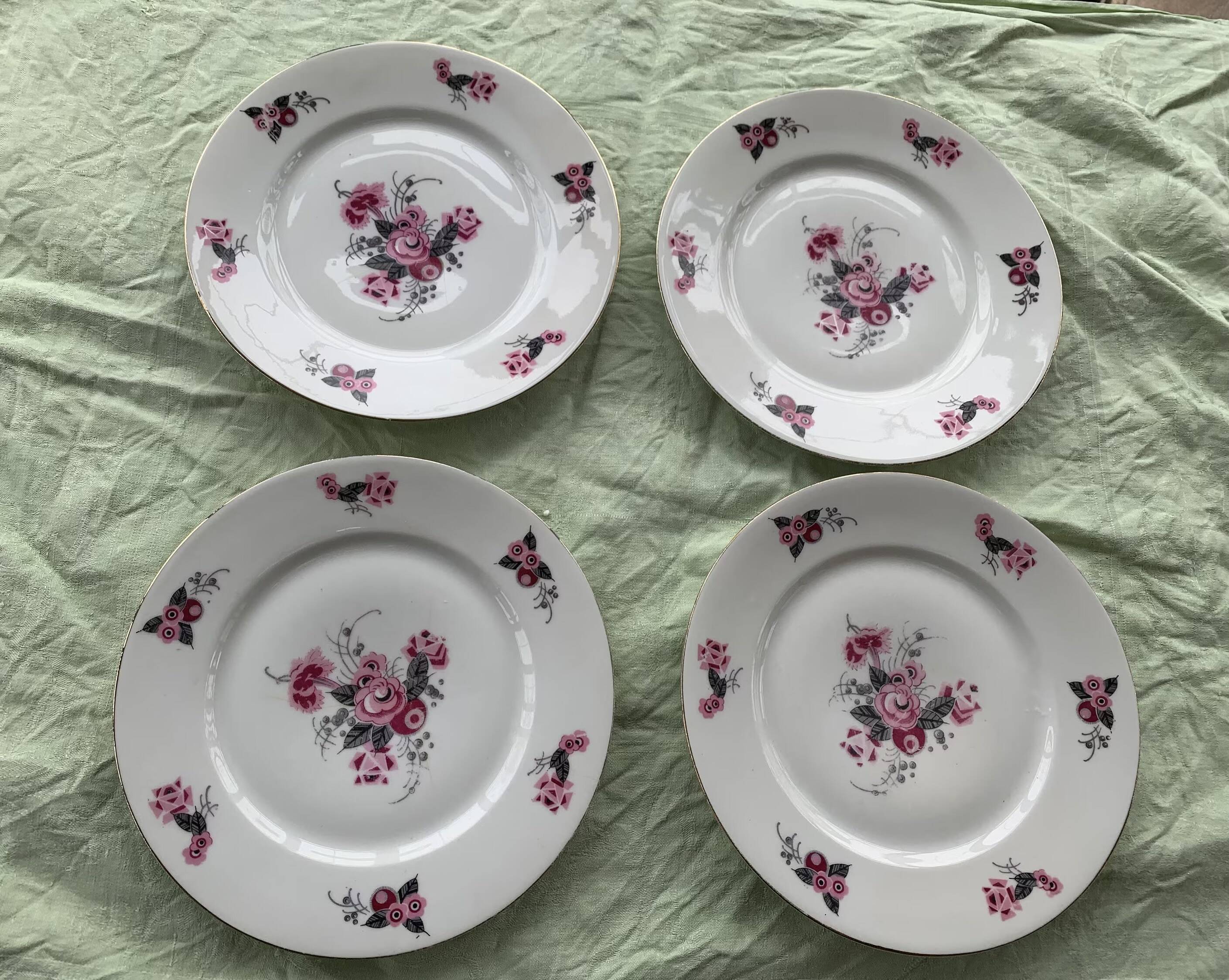 Set of 4 flat plates, in art deco porcelain