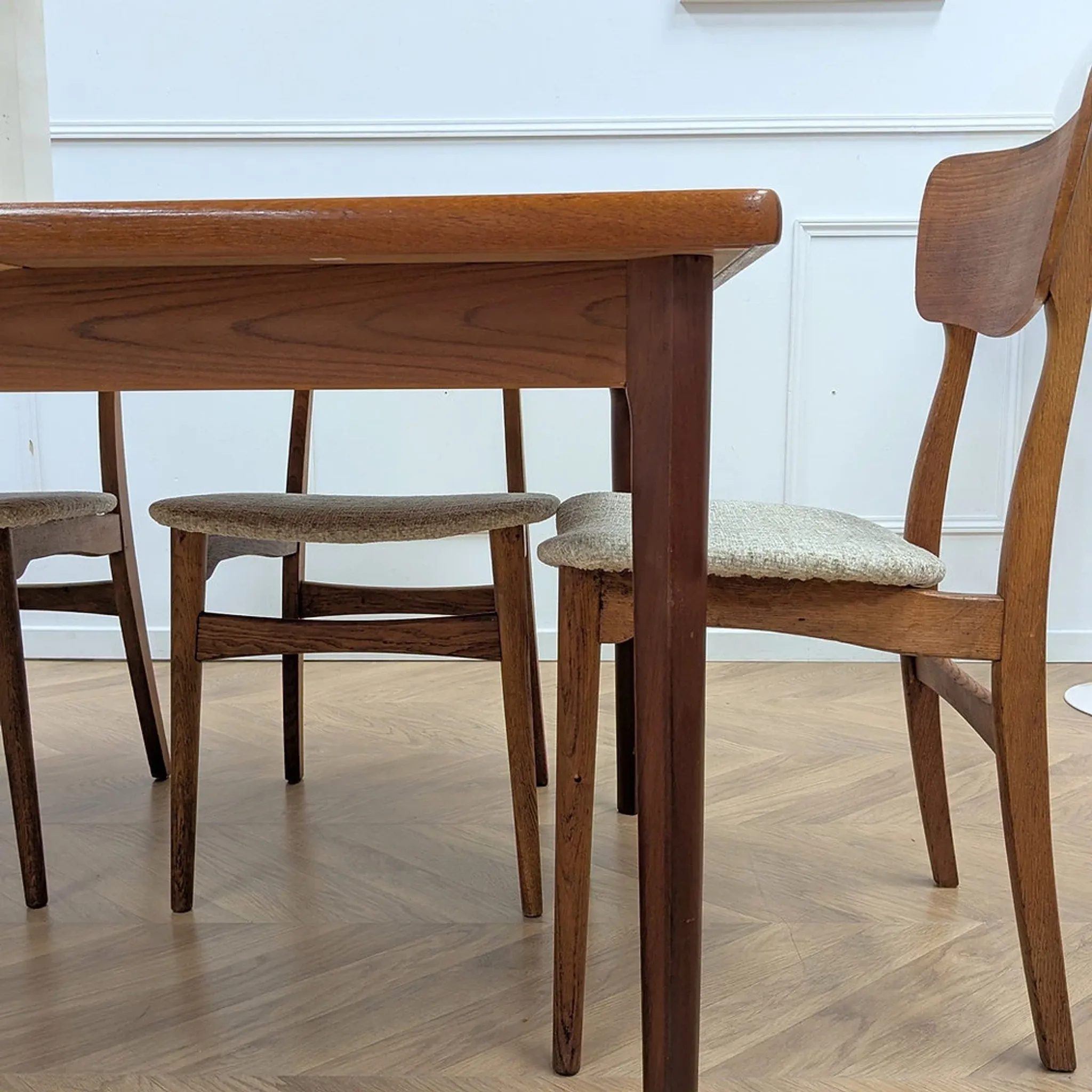 Vintage extendable dining table with 2 extensions in teak.