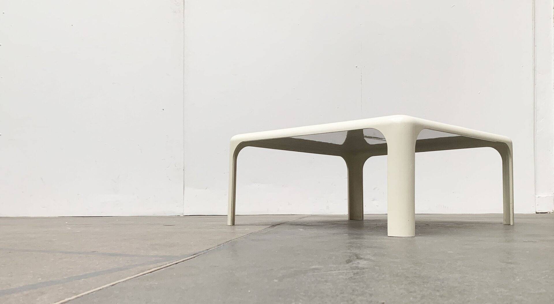 Demetrio lounge coffee table from the Italian space age of the mid-century by Vico Magistretti for Artemide.