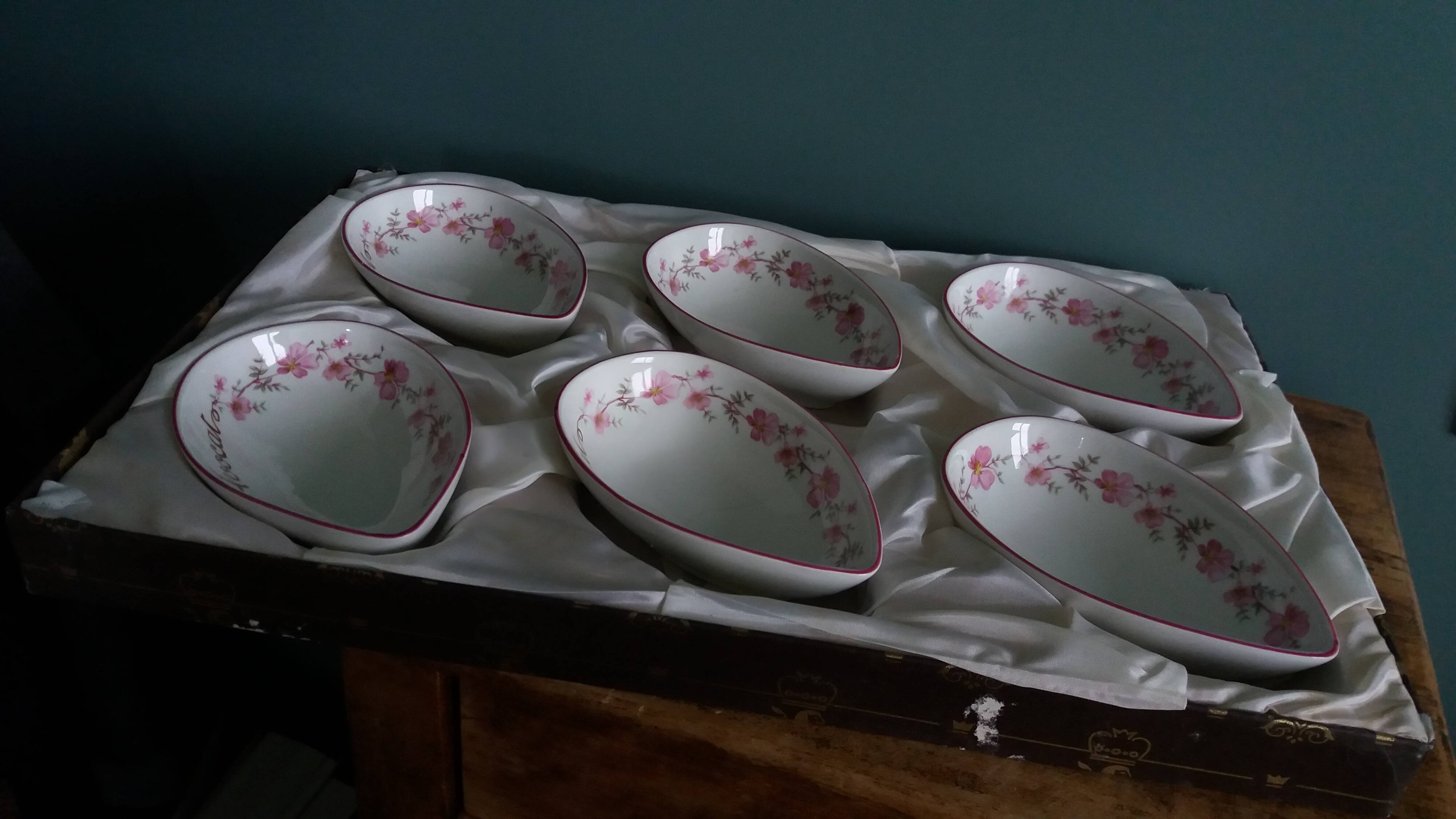 Lawyer's service, porcelain bowls FD Chauvigny